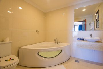 Indoor spa tub