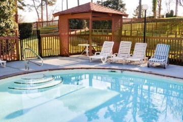  Econo Lodge Inn & Suites Hot Springs 13