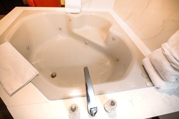 Jetted tub