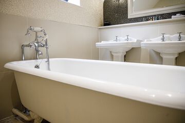 Deep soaking bathtub