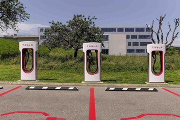 Electric vehicle charging station