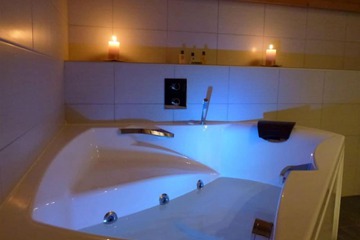 Deep soaking bathtub