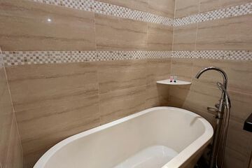 Portable bathtub seat