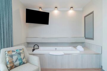 Jetted tub