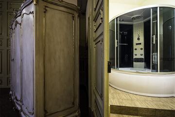 Deep soaking bathtub