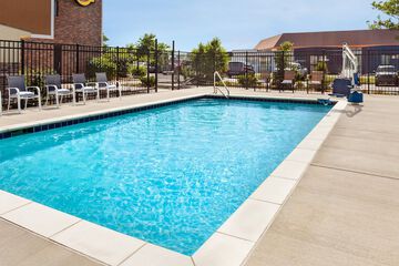 Super 8 by Wyndham Lenexa Overland Park / Mall Area