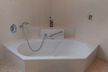 Deep soaking bathtub