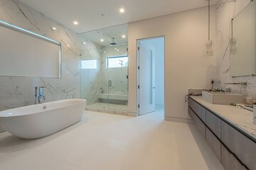 Deep soaking bathtub