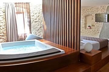 Deep soaking bathtub