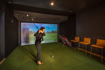 Indoor golf driving range