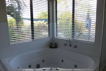 Deep soaking bathtub