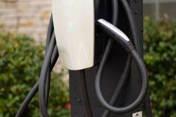 Electric vehicle charging station