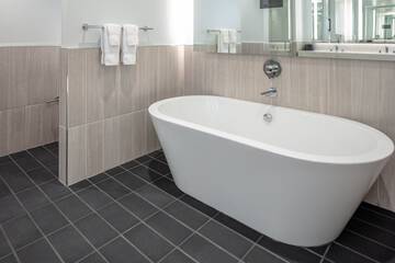 Deep soaking bathtub