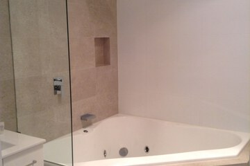 Deep soaking bathtub