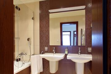 Bathroom sink