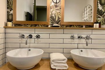 Bathroom sink