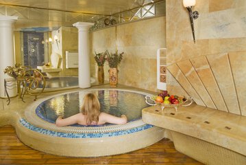 Indoor spa tub