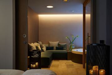 Indoor spa tub