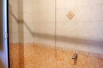 Deep soaking bathtub