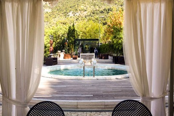 Outdoor spa tub