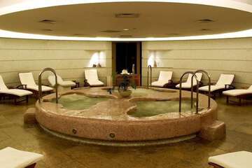 Indoor spa tub
