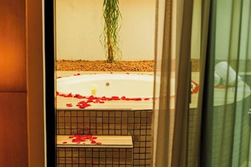 Private spa tub