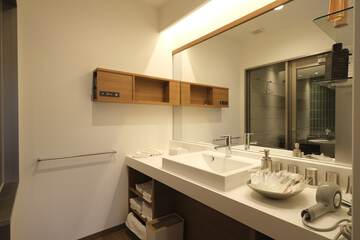 Bathroom amenities