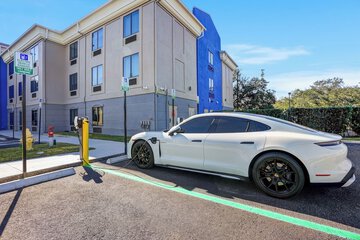 Electric vehicle charging station