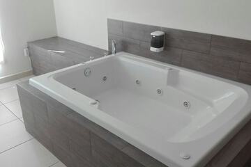 Jetted tub