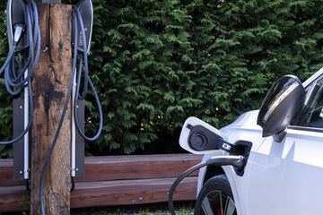 Electric vehicle charging station