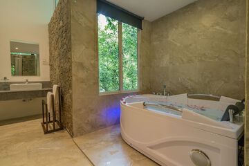 Jetted tub