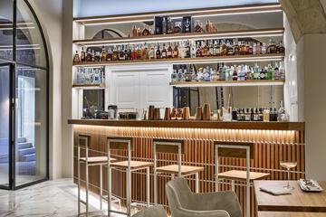 Lobby lounge