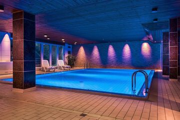 Indoor/outdoor pool