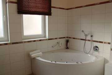 Deep soaking bathtub