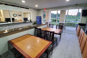 Stonewood Inn & Suites Carrollton - Smithfield