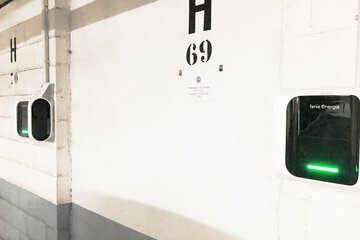 Electric vehicle charging station