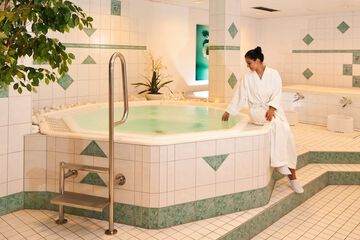 Indoor spa tub