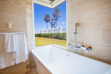 Deep soaking bathtub