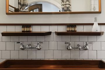 Bathroom sink