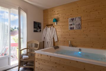 Private spa tub