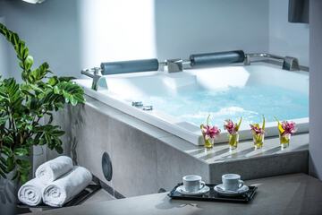 Jetted tub