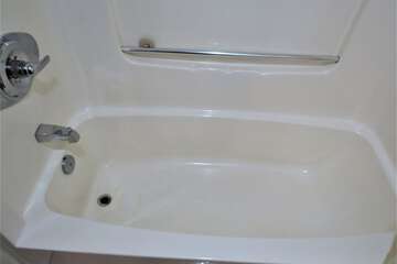 Deep soaking bathtub