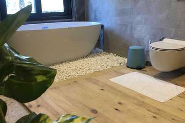 Deep soaking bathtub