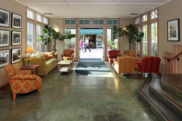 Lobby lounge