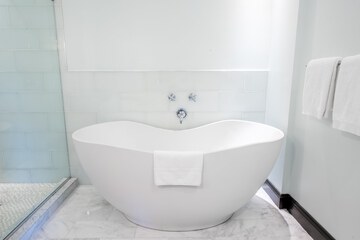 Deep soaking bathtub