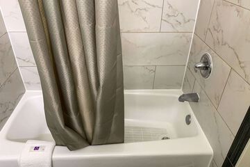 Deep soaking bathtub