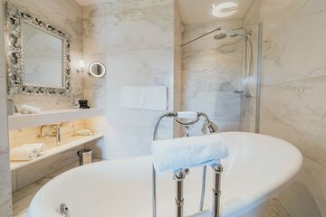 Deep soaking bathtub