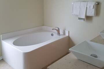 Deep soaking bathtub
