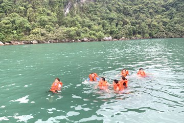 Swim-up bar