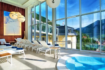 Indoor spa tub